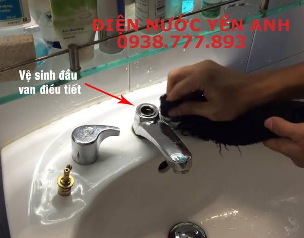 vệ sinh van điều tiết nước của vòi rửa mặt